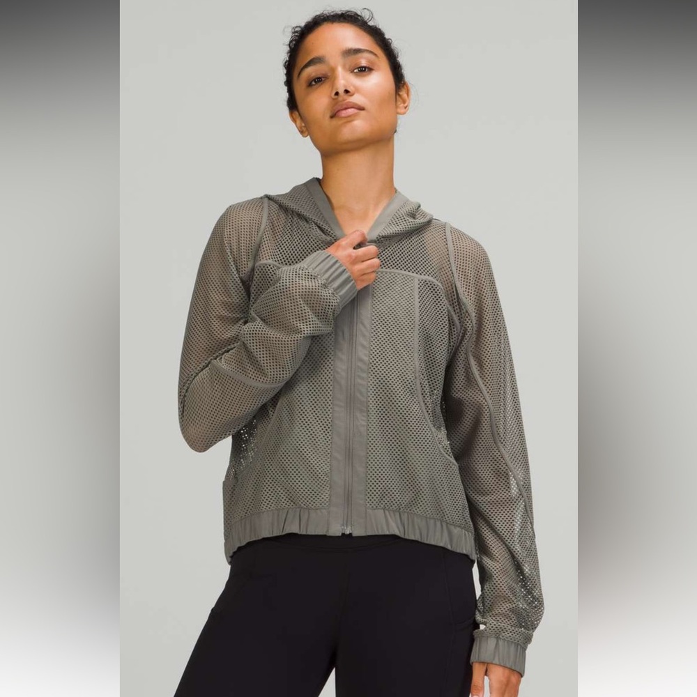 Lululemon Relaxed Fit Mesh Jacket
Grey Sage